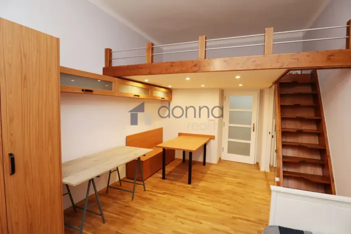 Pronájem bytu 1+kk, Praha, Jagellonská, 27 m2