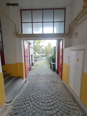 Pronájem garážového stání, Praha - Střešovice, Parléřova, 14 m2