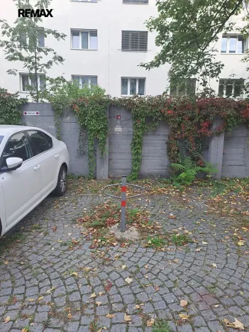 Pronájem garážového stání, Praha - Střešovice, Parléřova, 14 m2