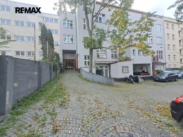 Pronájem garážového stání, Praha - Střešovice, Parléřova, 14 m2