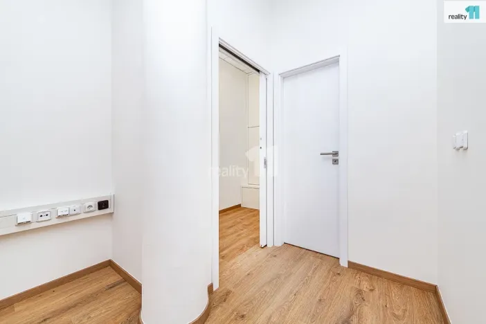 Pronájem bytu 1+kk, Praha - Vršovice, Smolenská, 48 m2