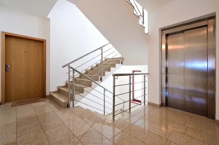 Pronájem garážového stání, Praha - Vinohrady, Voroněžská, 10 m2