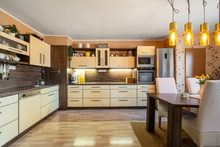 Prodej bytu 3+1, Ostrov, Nádražní, 89 m2