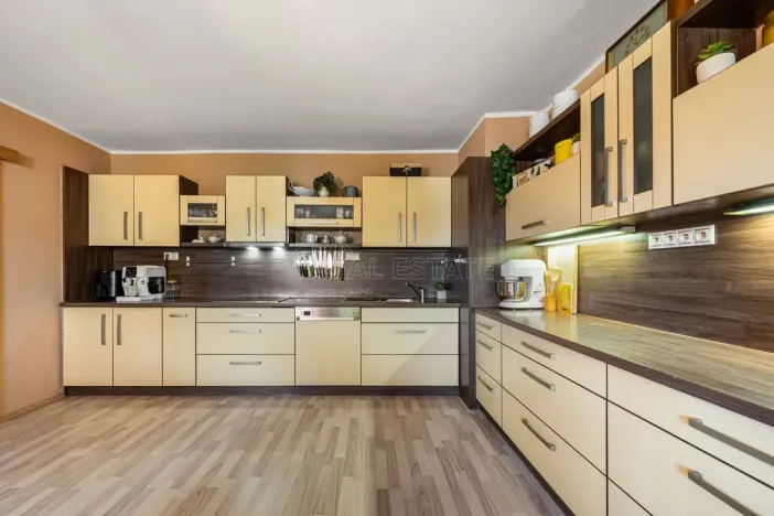 Prodej bytu 3+1, Ostrov, Nádražní, 89 m2