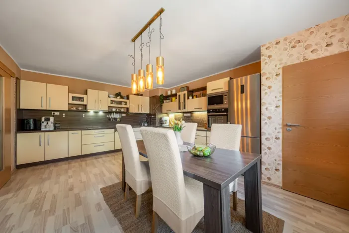 Prodej bytu 3+1, Ostrov, Nádražní, 89 m2
