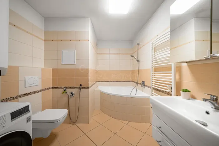 Prodej bytu 3+1, Ostrov, Nádražní, 89 m2