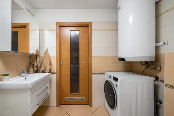 Prodej bytu 3+1, Ostrov, Nádražní, 89 m2