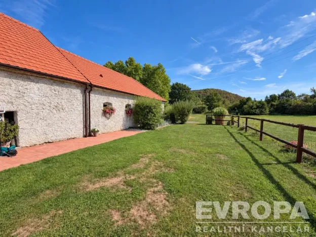 Prodej komerční nemovitosti, Borovy, 500 m2