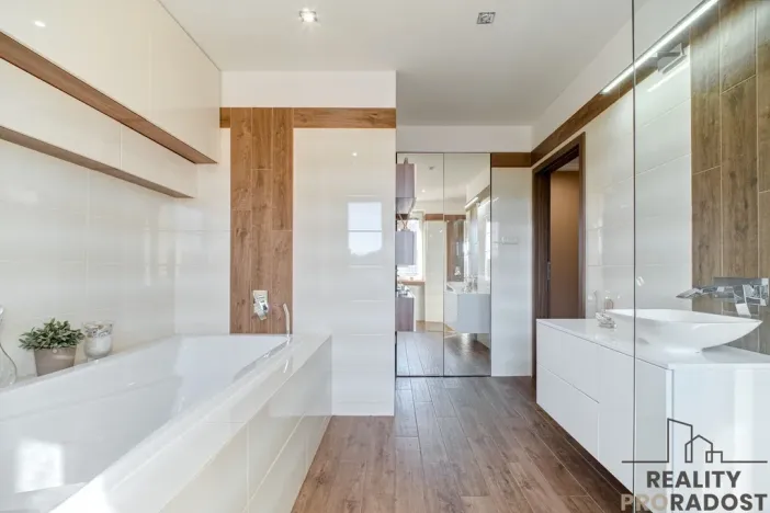 Prodej bytu 2+kk, Ostrava, Vrázova, 79 m2