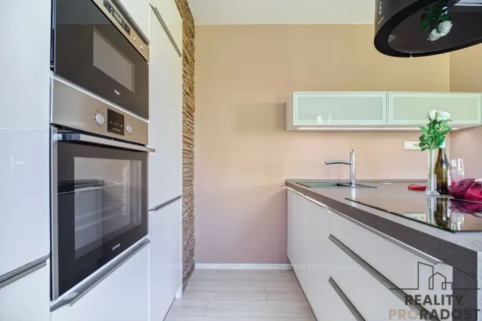 Prodej bytu 2+kk, Ostrava, Vrázova, 79 m2