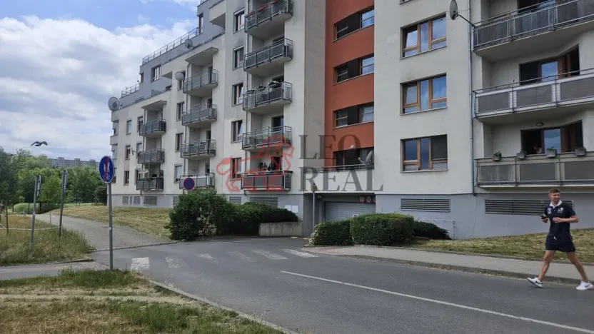 Pronájem garážového stání, Praha - Záběhlice, Mattioliho, 18 m2
