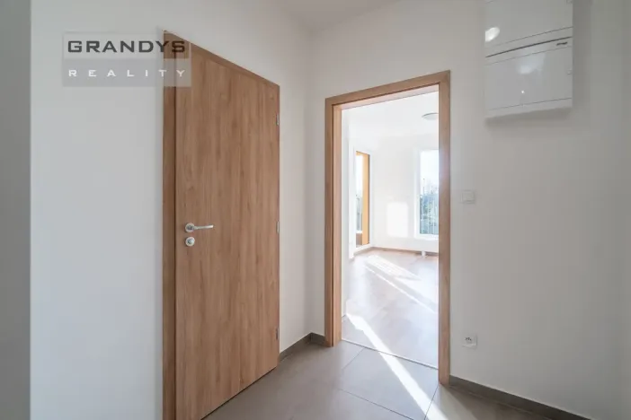 Pronájem bytu 1+kk, Praha - Uhříněves, Oty Bubeníčka, 29 m2