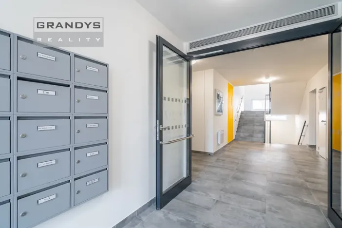 Pronájem bytu 1+kk, Praha - Uhříněves, Oty Bubeníčka, 29 m2
