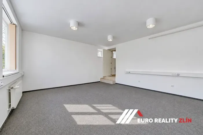 Pronájem kanceláře, Zlín, Vršava I, 477 m2