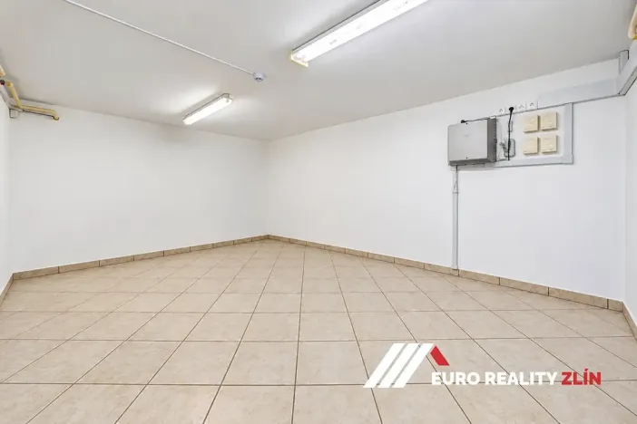 Pronájem kanceláře, Zlín, Vršava I, 477 m2