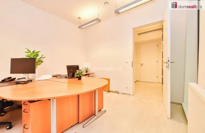 Pronájem kanceláře, Praha - Nové Město, V jirchářích, 284 m2