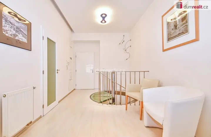 Pronájem kanceláře, Praha - Nové Město, V jirchářích, 284 m2