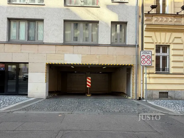 Pronájem garážového stání, Praha - Smíchov, Karla Engliše, 25 m2
