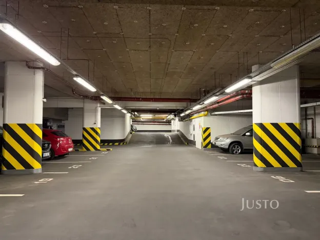 Pronájem garážového stání, Praha - Smíchov, Karla Engliše, 25 m2
