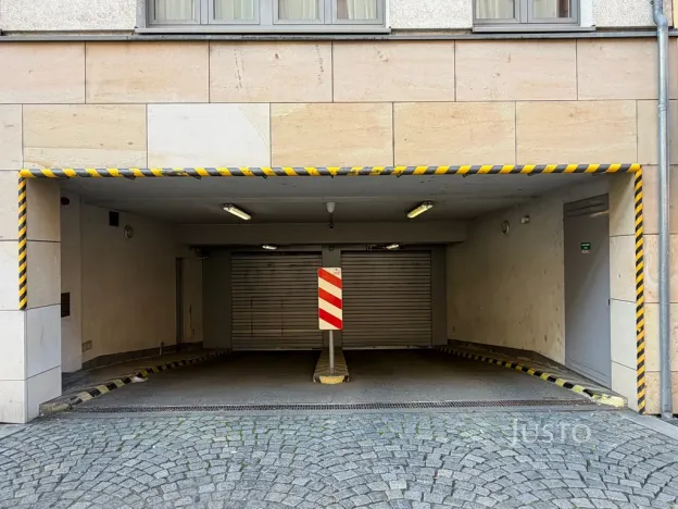 Pronájem garážového stání, Praha - Smíchov, Karla Engliše, 25 m2