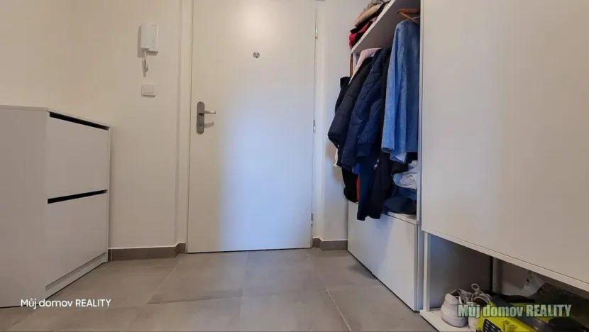 Pronájem bytu 1+kk, Praha - Modřany, Komořanská, 36 m2
