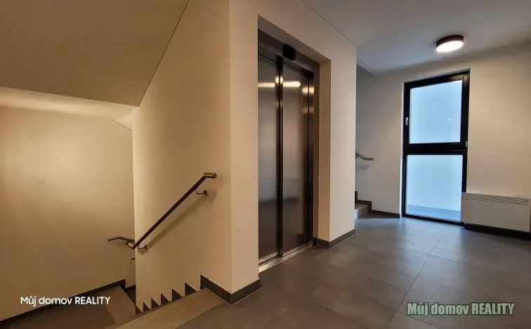 Pronájem bytu 1+kk, Praha - Modřany, Komořanská, 36 m2