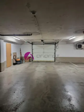 Pronájem garážového stání, Olomouc, Wellnerova, 14 m2