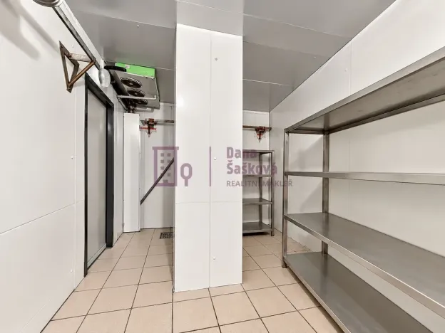Pronájem obchodního prostoru, Studená, nám. Sv. J. Nepomuckého, 520 m2