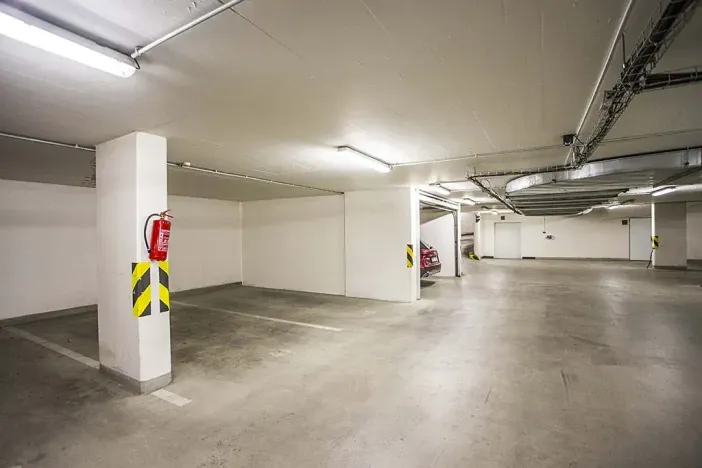 Pronájem garážového stání, Praha - Košíře, Pod školou, 13 m2