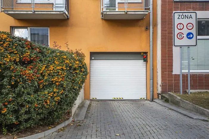 Pronájem garážového stání, Praha - Košíře, Pod školou, 13 m2