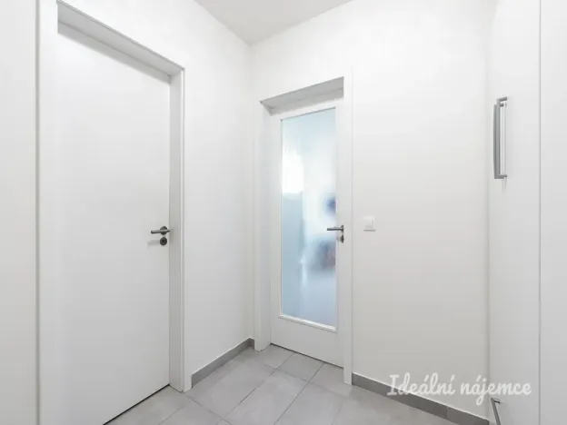 Pronájem bytu 1+kk, Praha - Vysočany, Strnadových, 34 m2