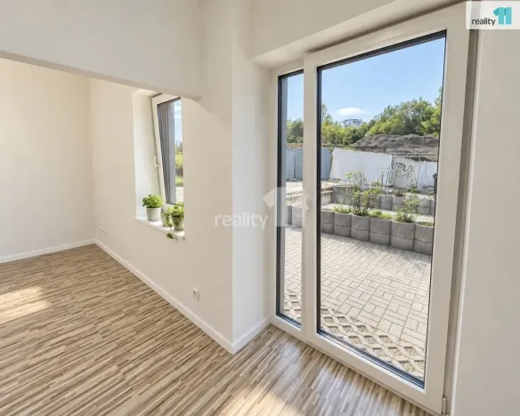 Pronájem bytu 1+kk, Praha - Hrdlořezy, Českobrodská, 28 m2