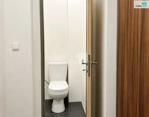 Pronájem bytu 1+kk, Praha - Hrdlořezy, Českobrodská, 28 m2