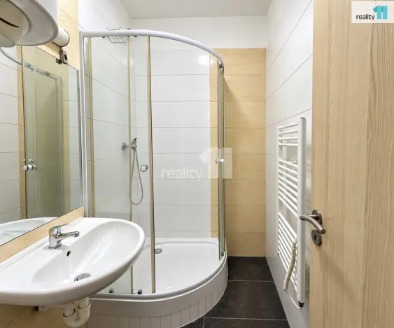 Pronájem bytu 1+kk, Praha - Hrdlořezy, Českobrodská, 28 m2