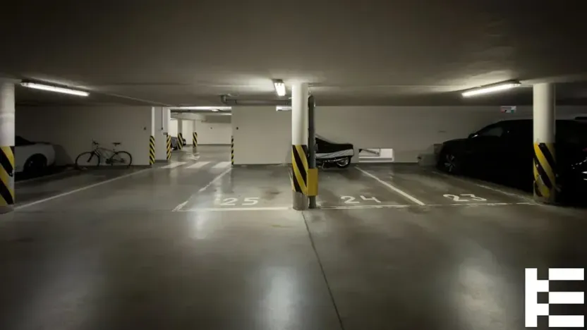 Pronájem garážového stání, Praha - Troja, Vřesová, 25 m2