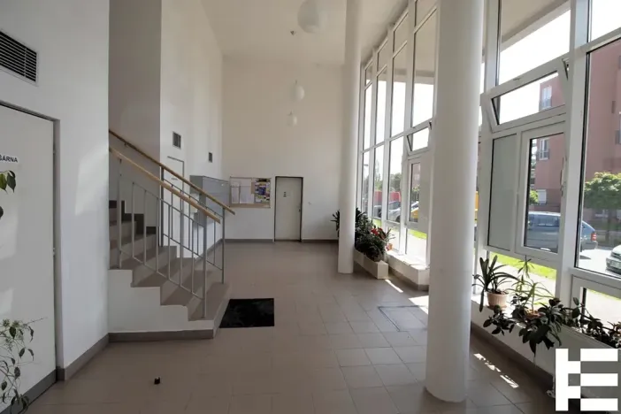 Pronájem garážového stání, Praha - Troja, Vřesová, 25 m2