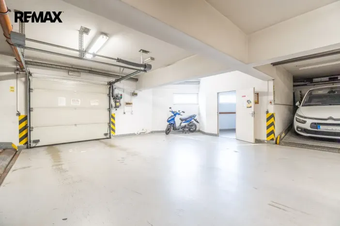 Pronájem garážového stání, Praha - Libeň, Kašparovo náměstí, 12 m2