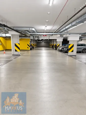 Pronájem garážového stání, Praha - Karlín, Sokolova, 12 m2