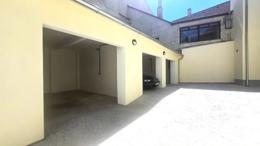 Pronájem garážového stání, Písek - Vnitřní Město, V Koutě, 35 m2
