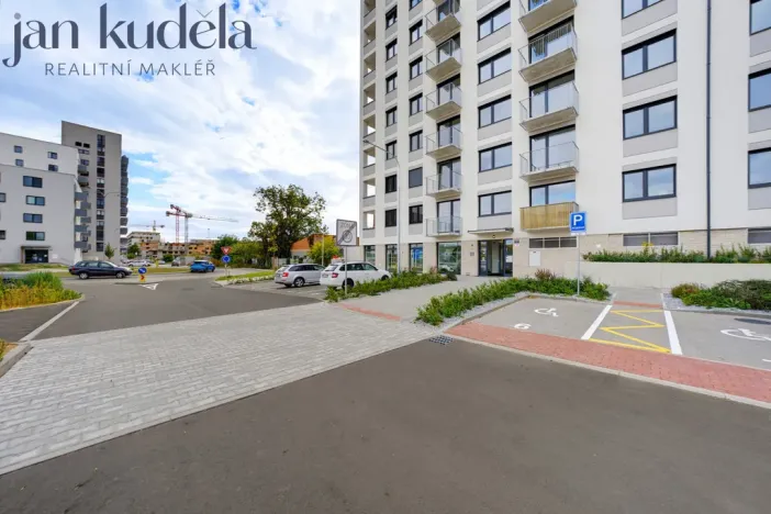 Pronájem garážového stání, Brno, Střední, 13 m2