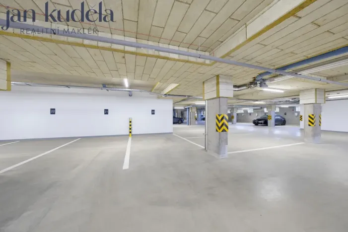 Pronájem garážového stání, Brno, Střední, 13 m2