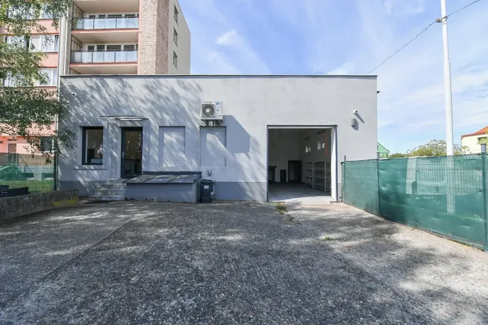 Pronájem kanceláře, Praha - Horní Počernice, Komárovská, 210 m2
