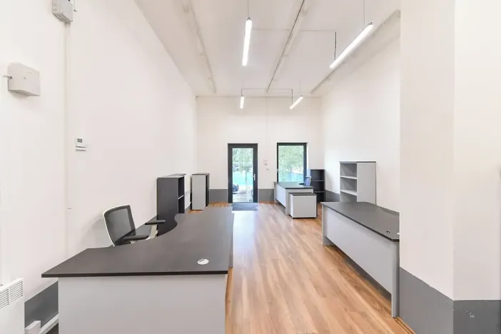 Pronájem kanceláře, Praha - Horní Počernice, Komárovská, 210 m2