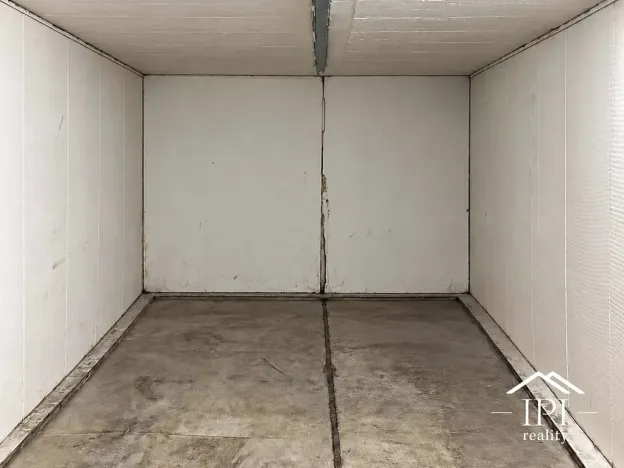 Pronájem garáže, Praha - Kobylisy, Famfulíkova, 19 m2