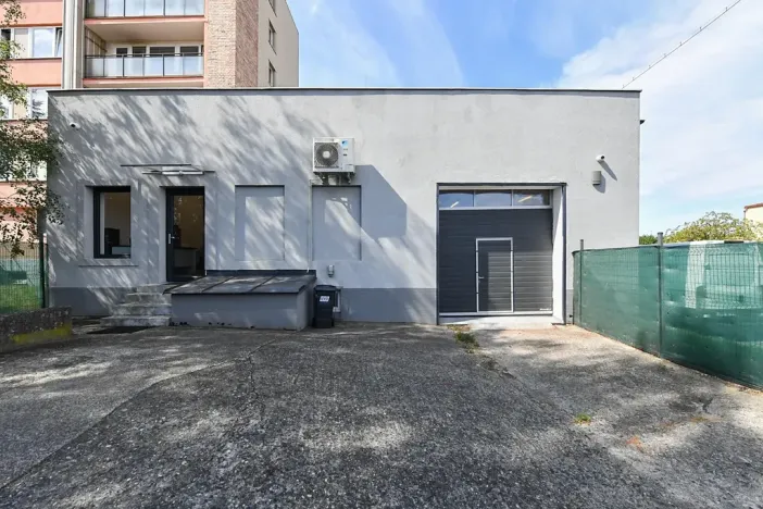 Prodej obchodního prostoru, Praha - Horní Počernice, Komárovská, 210 m2