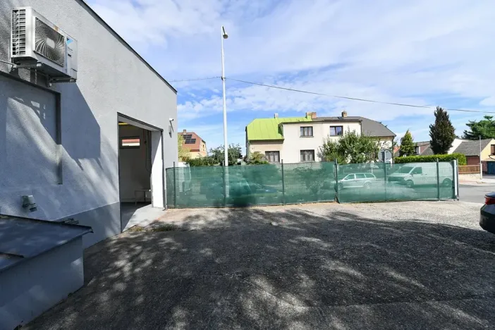 Prodej obchodního prostoru, Praha - Horní Počernice, Komárovská, 210 m2