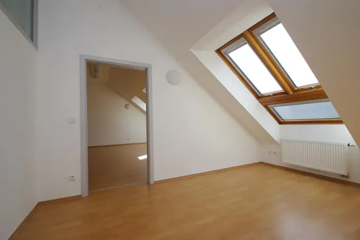 Pronájem kanceláře, Praha - Smíchov, Štefánikova, 82 m2