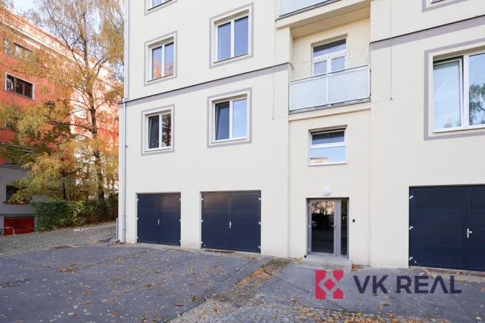 Pronájem garáže, Praha - Břevnov, Bělohorská, 16 m2