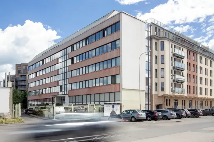 Pronájem garážového stání, Praha - Holešovice, Jankovcova, 15 m2
