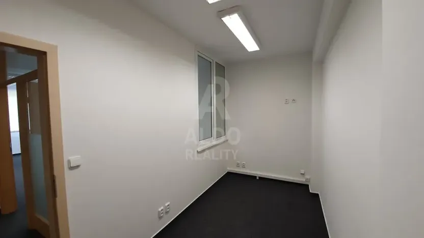 Pronájem kanceláře, České Budějovice, Husova tř., 89 m2